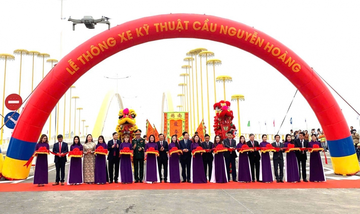 Thông xe cầu Nguyễn Hoàng vượt sông Hương
